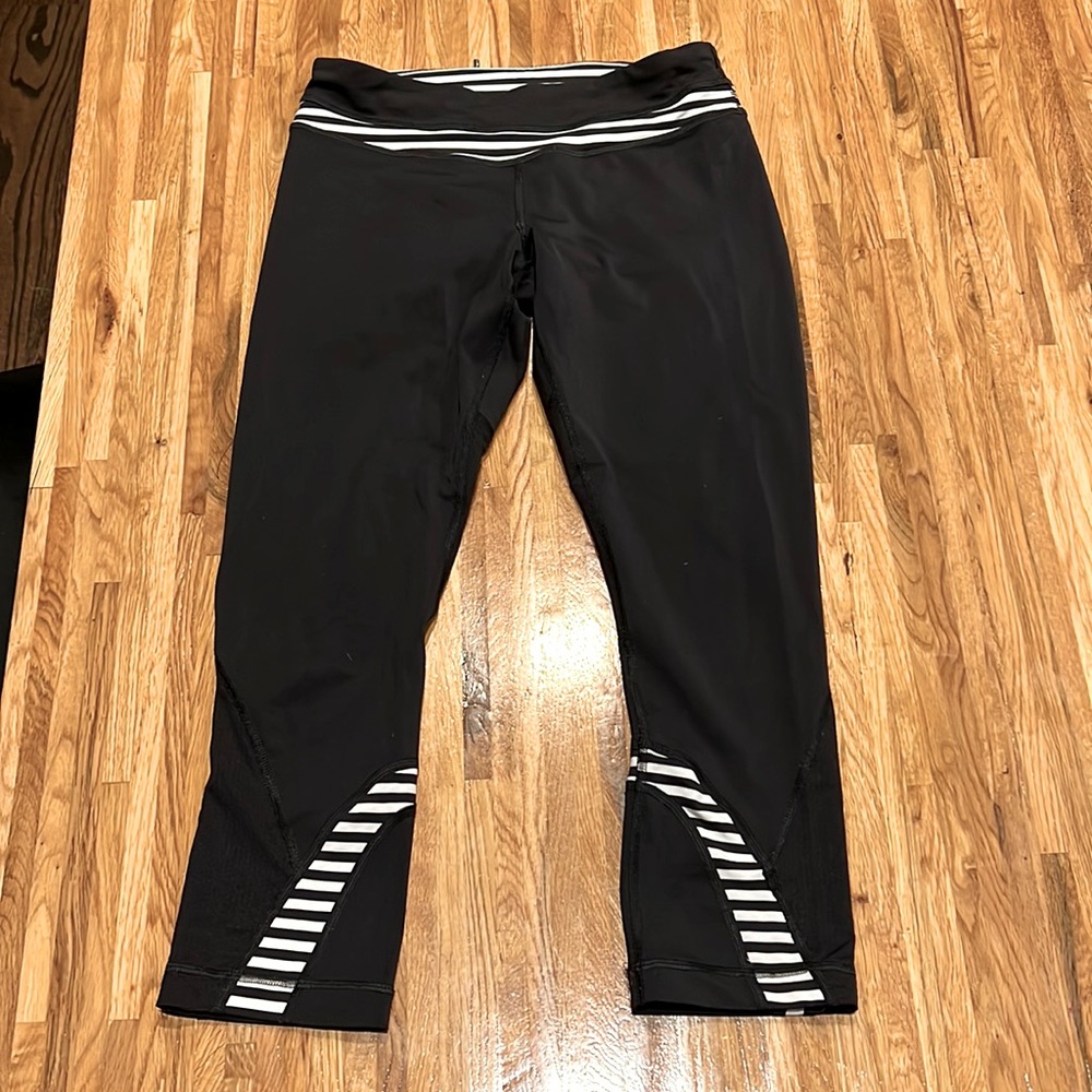 Lululemon capris. Size 6. Black and white